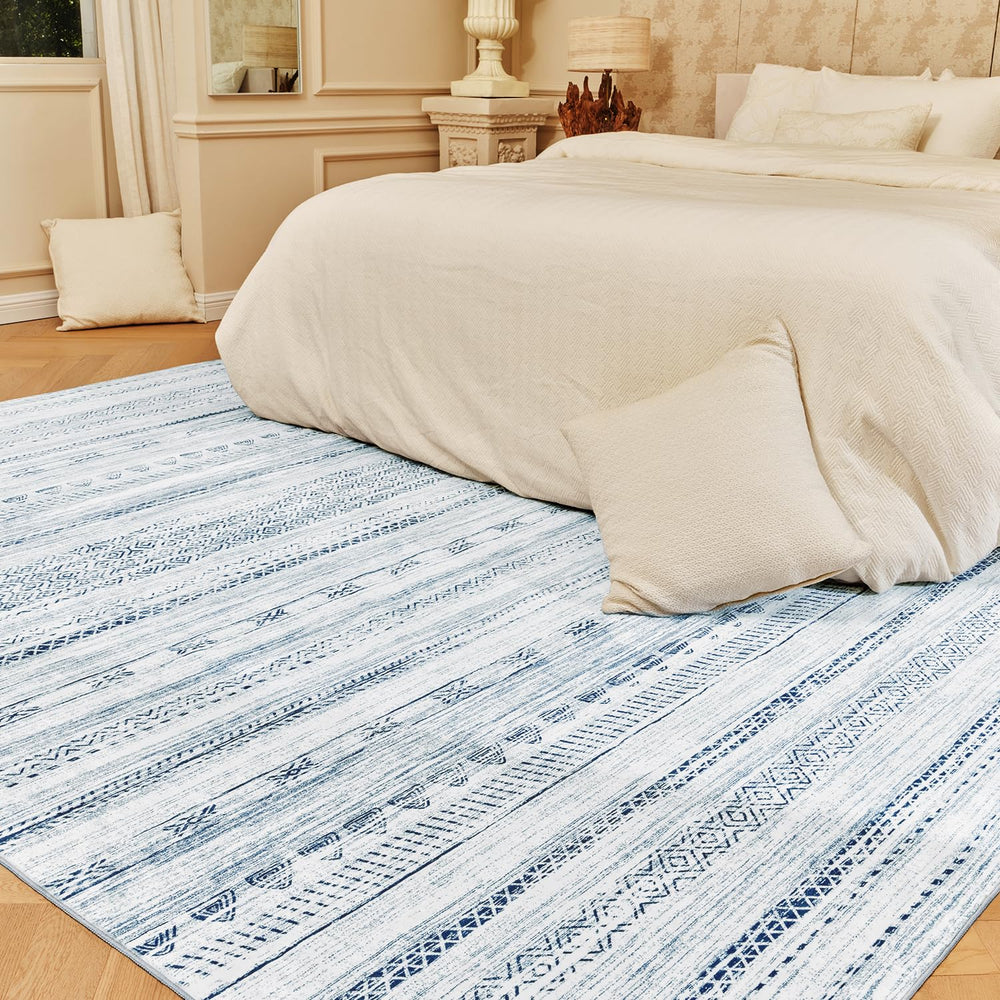 tchdio vue avant du tapis 5x7 bleu apportant chaleur au salon