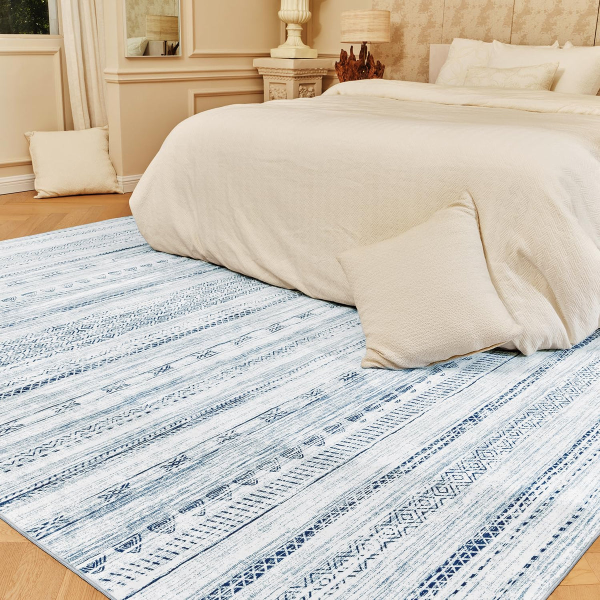tchdio vue avant du tapis 5x7 bleu apportant chaleur au salon