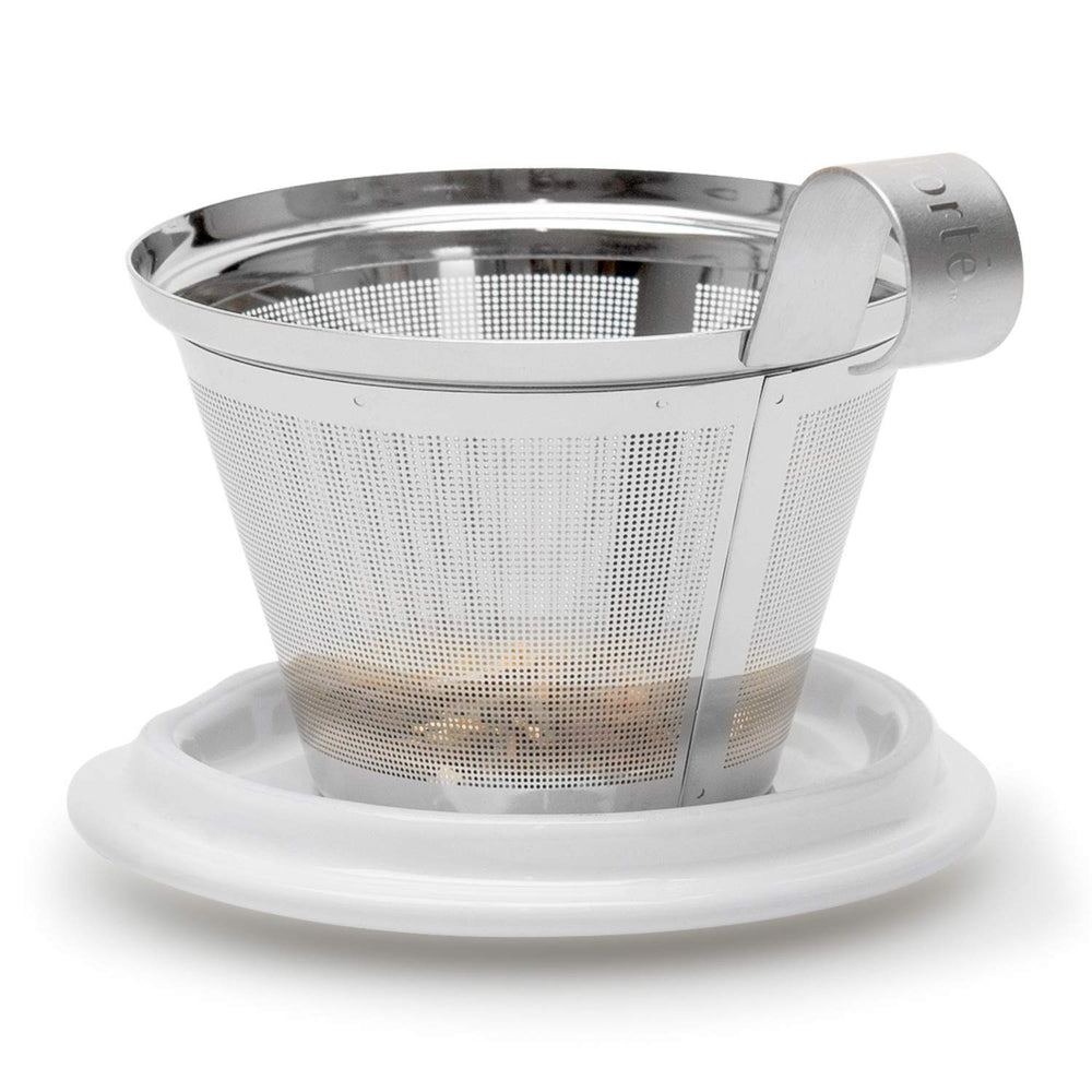 Tea Forte couvercle posé et utilisé comme repose-infuseur pratique