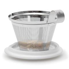 Tea Forte couvercle posé et utilisé comme repose-infuseur pratique