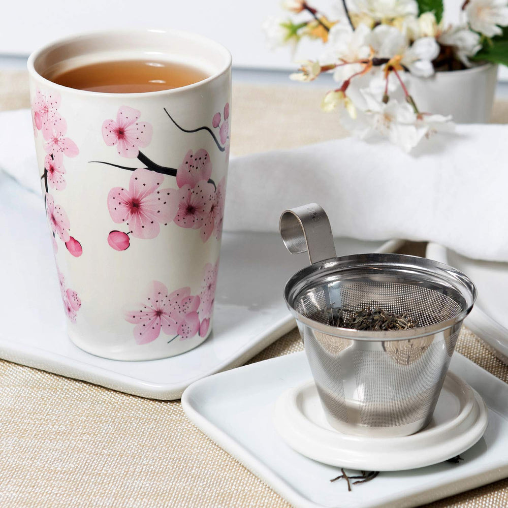 Tea Forte tasse Kati à côté d'une règle pour montrer la capacité 12 oz