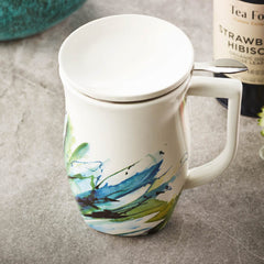 Tea Forte tasse Fiore en usage sur une table de pause, infuseur posé sur le couvercle pour praticité