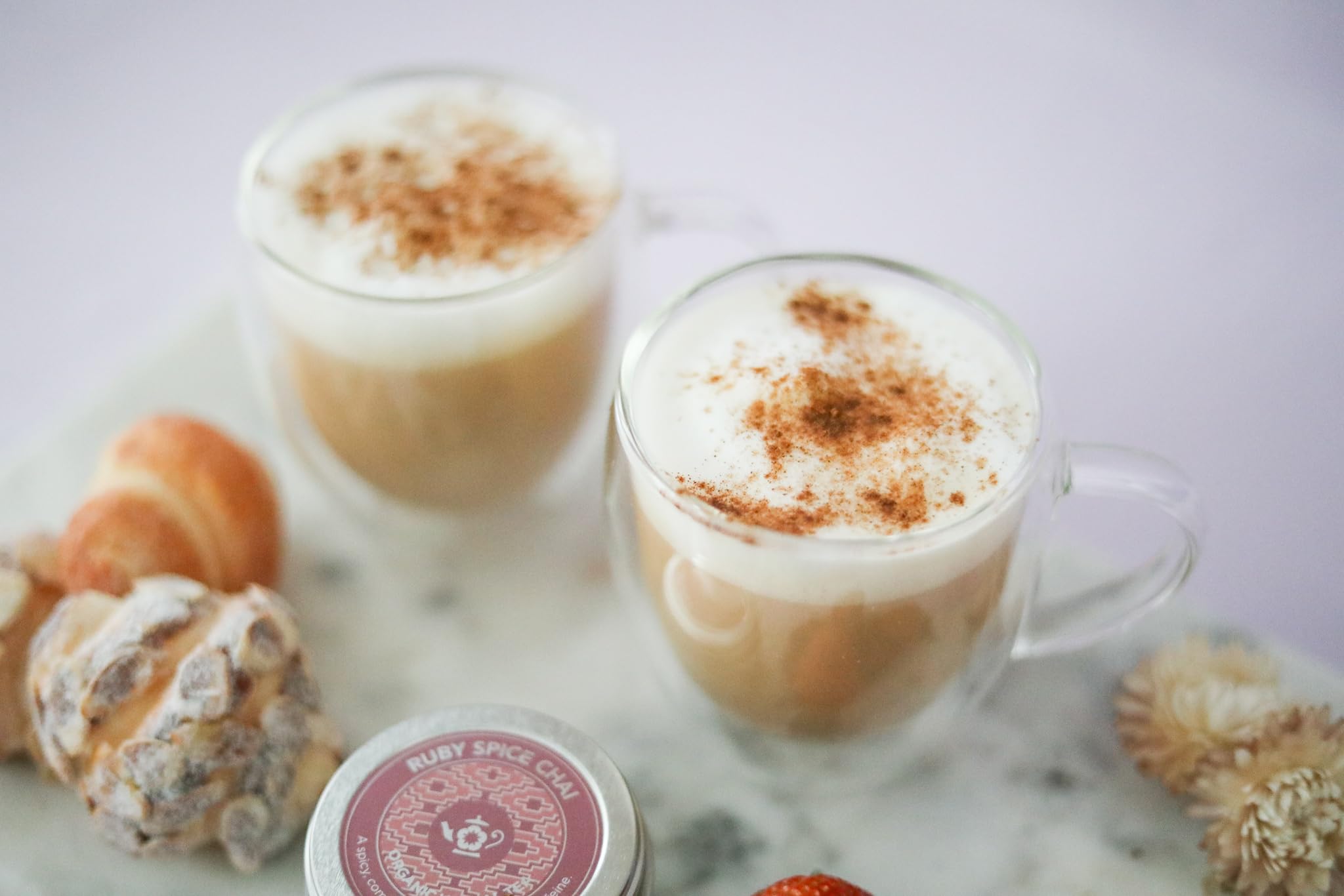 fleur de thé Teabloom épanouie dans une tasse révélant infusion esthétique