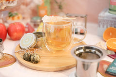 gros plan de l'épaisseur du verre borosilicaté Teabloom montrant solidité et clarté