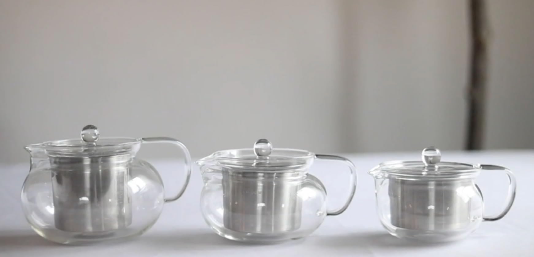 Thé en fleur dans Teabloom Kyoto, mise en valeur de l'infusion visuelle