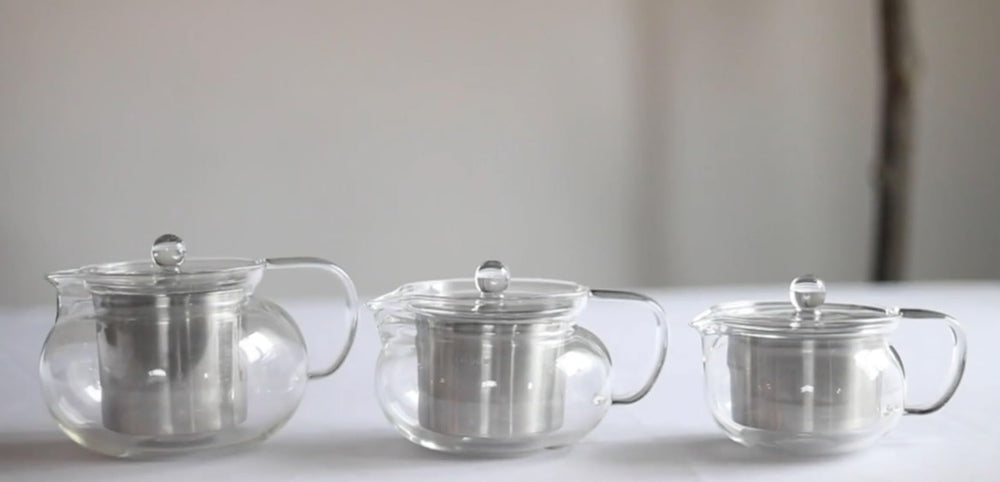 Thé en fleur dans Teabloom Kyoto, mise en valeur de l'infusion visuelle