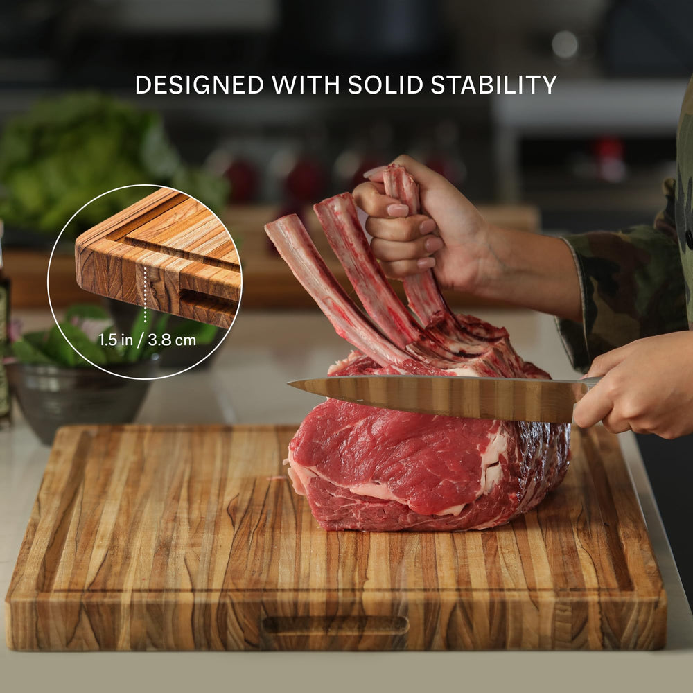 Teakhaus planche en usage sur barbecue pour trancher un rôti