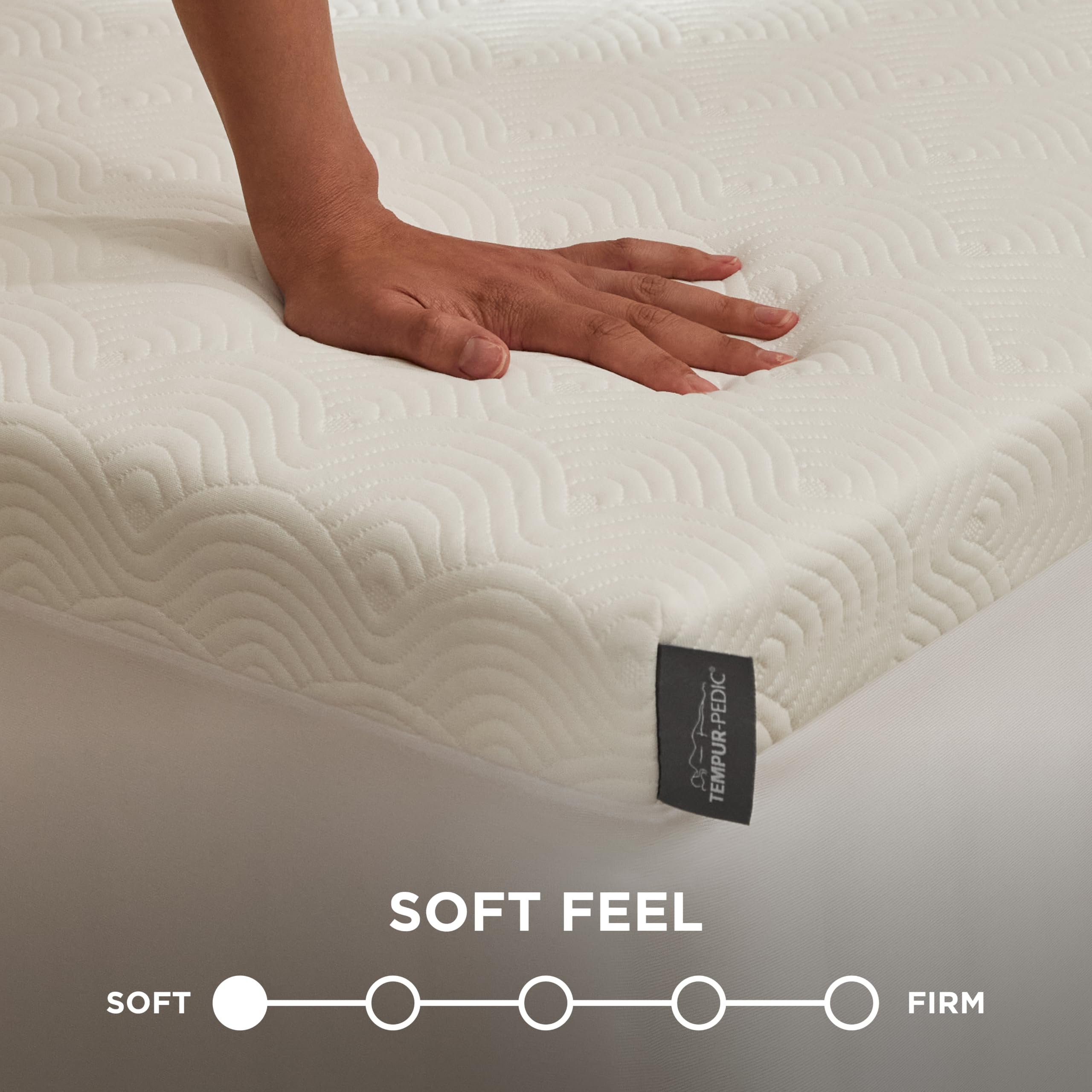 Couple dormant paisiblement sur surmatelas Tempur-Pedic, moins de perturbations