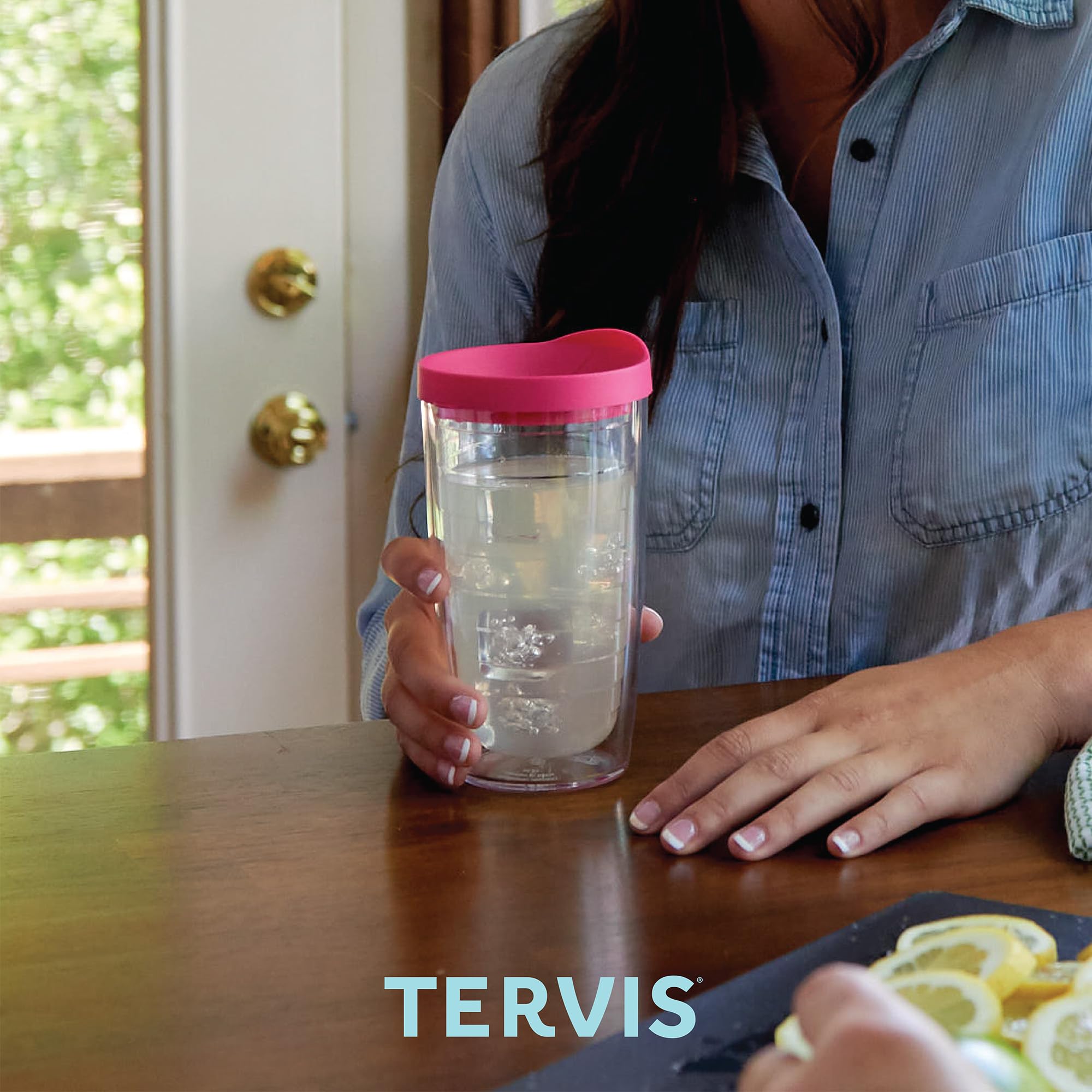 Gobelet Tervis placé dans un panier de lave‑vaisselle, nettoyage facile