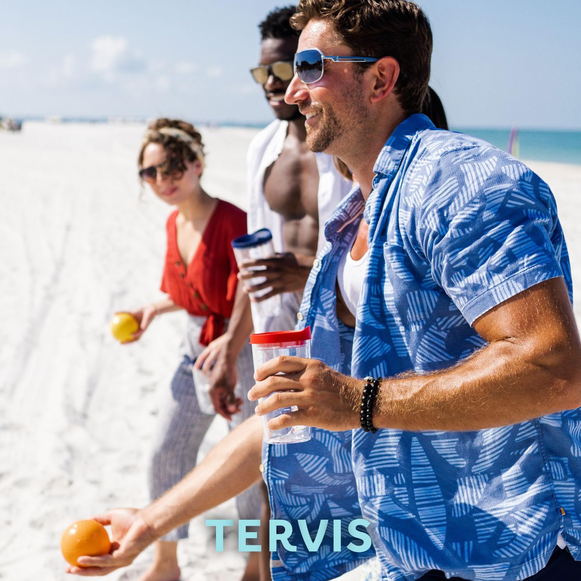 Tervis posé sur une nappe de pique‑nique, usage extérieur convivial