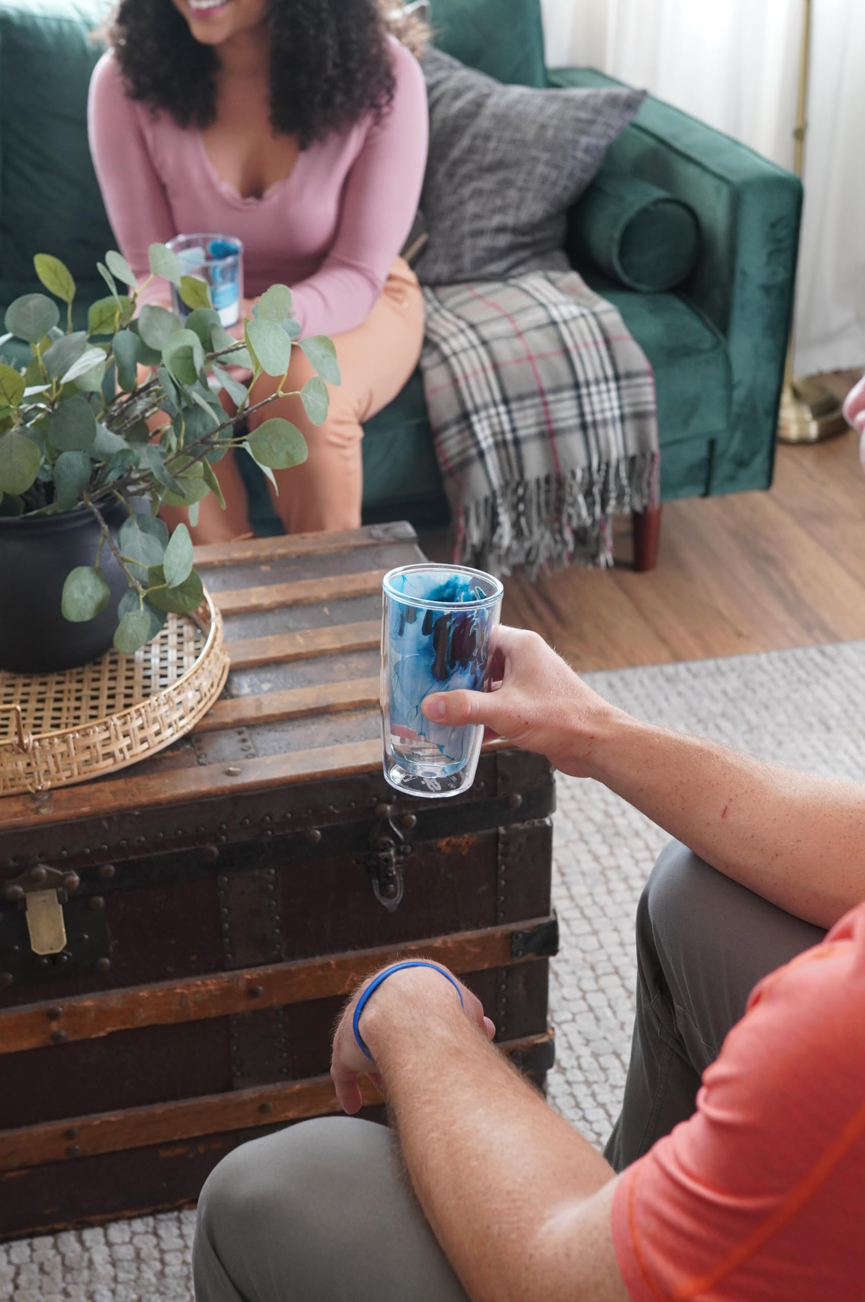 Tervis en utilisation au bureau pour garder boissons chaudes ou froides