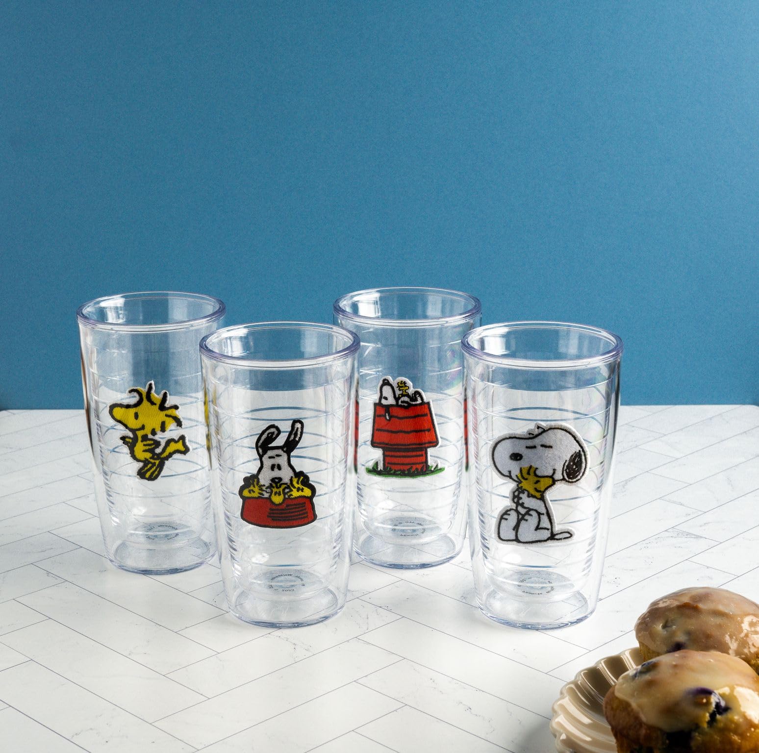 Tervis gobelet 16oz à côté d'un téléphone pour évaluer taille et capacité