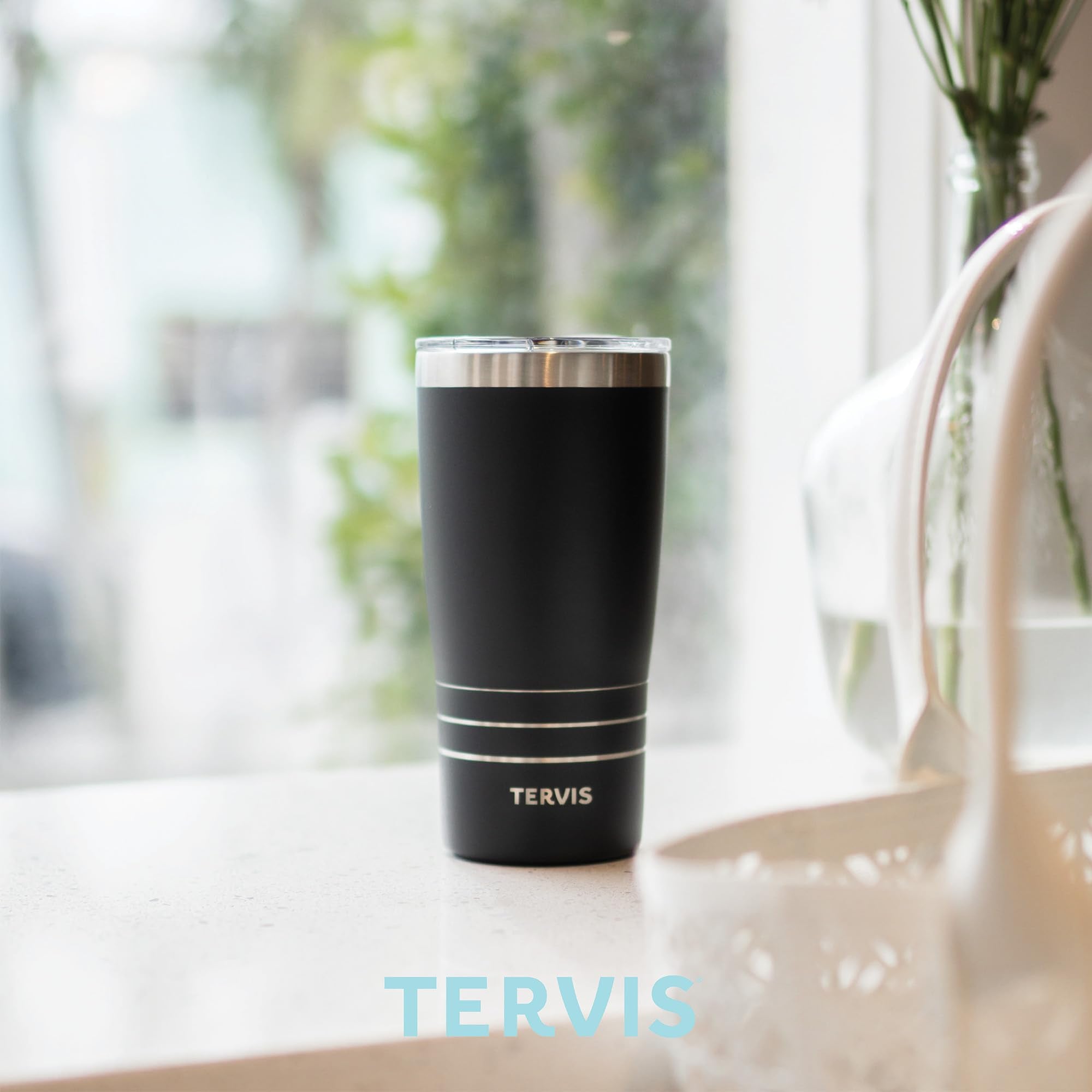 Comparaison taille Tervis 20oz à côté d'une bouteille, capacité idéale pour café et boissons