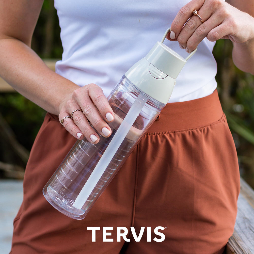 Tervis en pleine nature montrant durabilité et style pour sorties