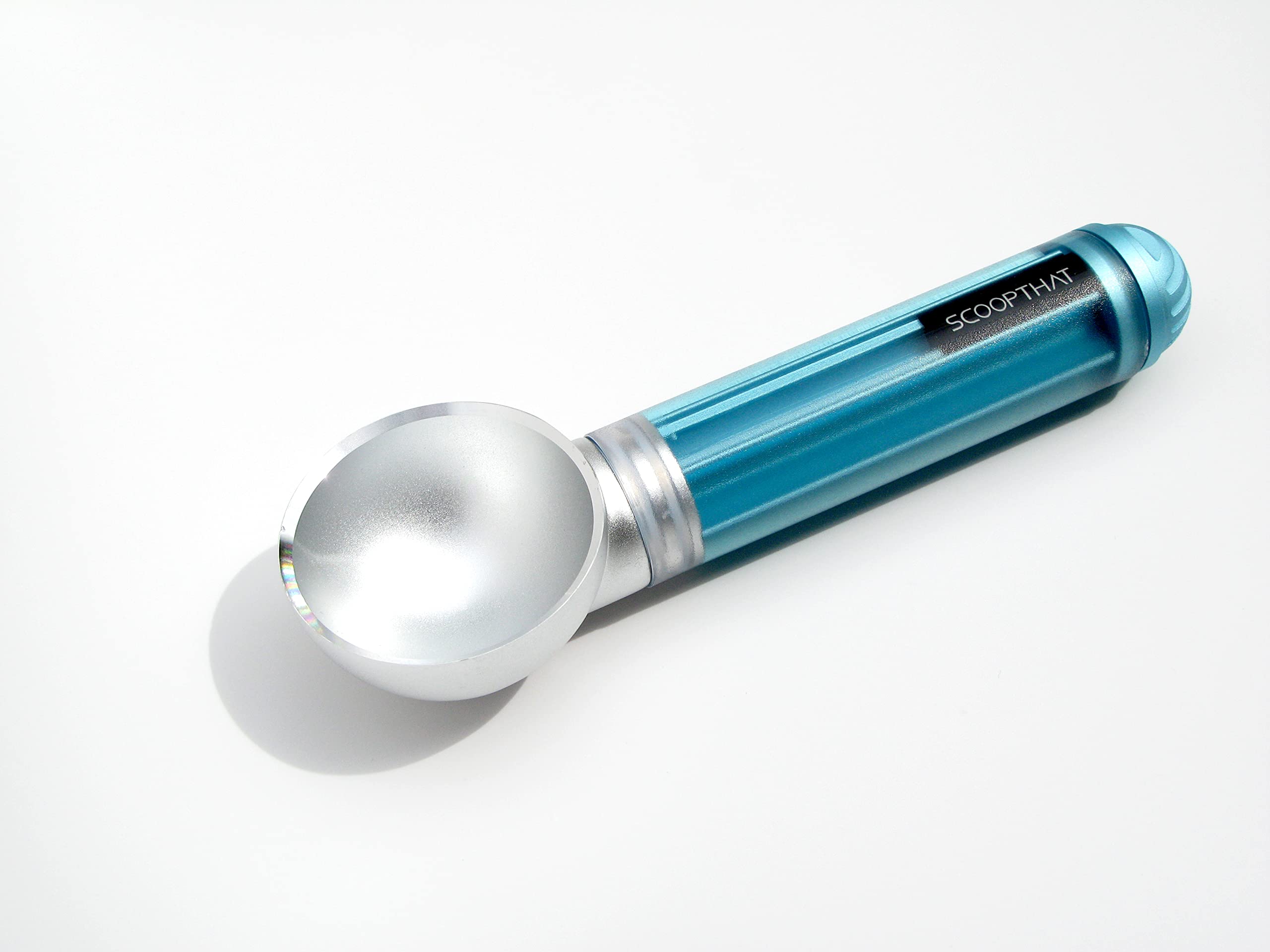THAT INVENTIONS cuillère ScoopTHAT vue avant, design silver/blue, raffinement visuel