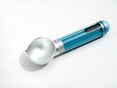 THAT INVENTIONS cuillère ScoopTHAT vue avant, design silver/blue, raffinement visuel