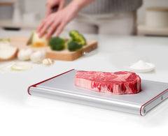 THAT INVENTIONS plateau en usage avec steak, accélère le dégel sans cuisson