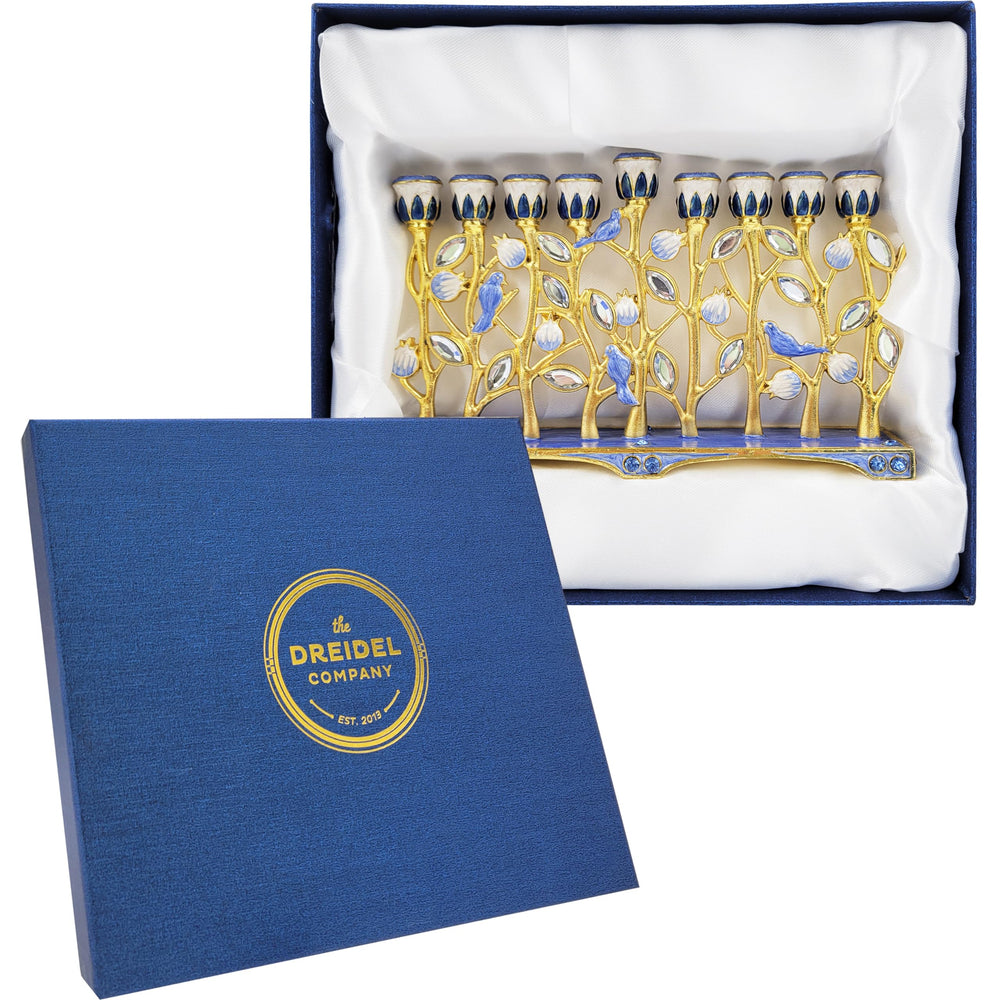 The Dreidel Company menorah à l'échelle de la main pour visualiser taille pratique et transport