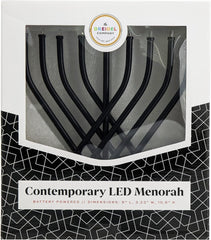 The Dreidel Company menorah à côté d’un livre pour comparaison de taille, compacte et pratique