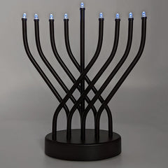 The Dreidel Company menorah posée sur table de fête, apporte ambiance et sécurité