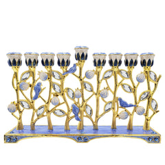 The Dreidel Company menorah face avant montrant motif grenade et oiseau bleu pour une déco raffinée