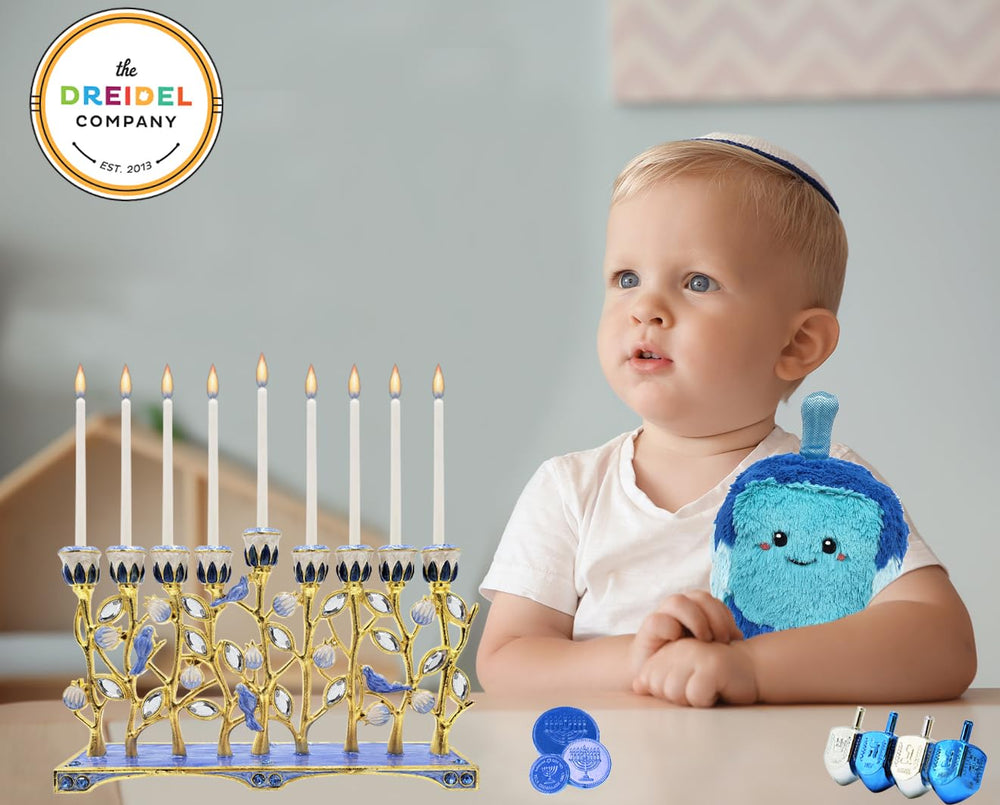 The Dreidel Company menorah en usage avec bougies allumées créant une ambiance festive