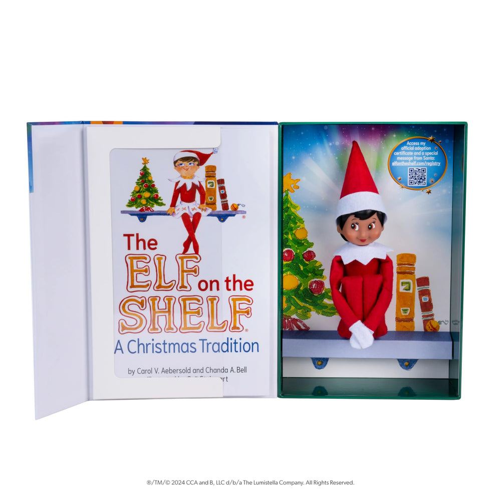 The Elf on the Shelf gros plan yeux marron de l'elfe offrant charme et caractère