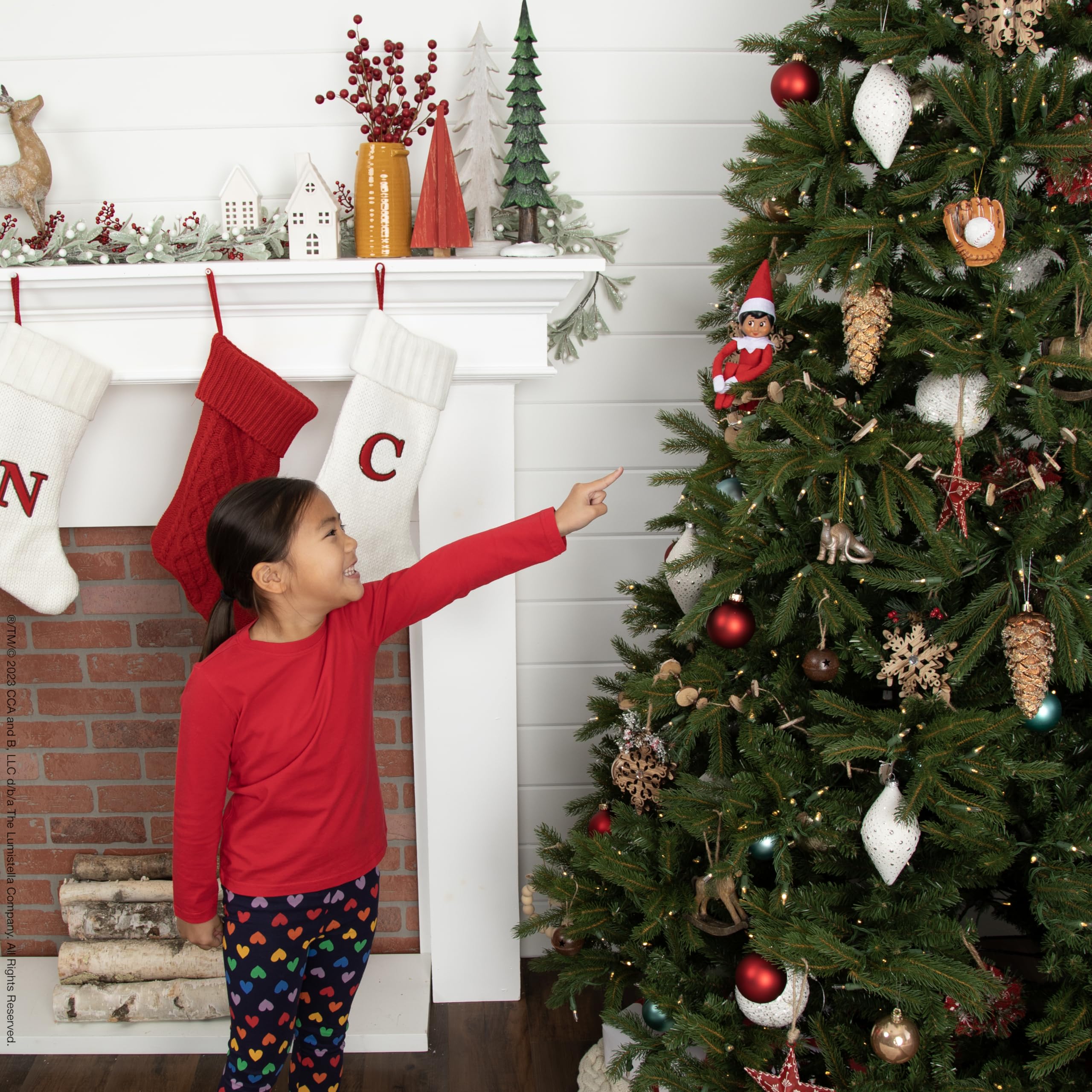 The Elf on the Shelf scène familiale matinale avec enfants découvrant l'elfe heureux