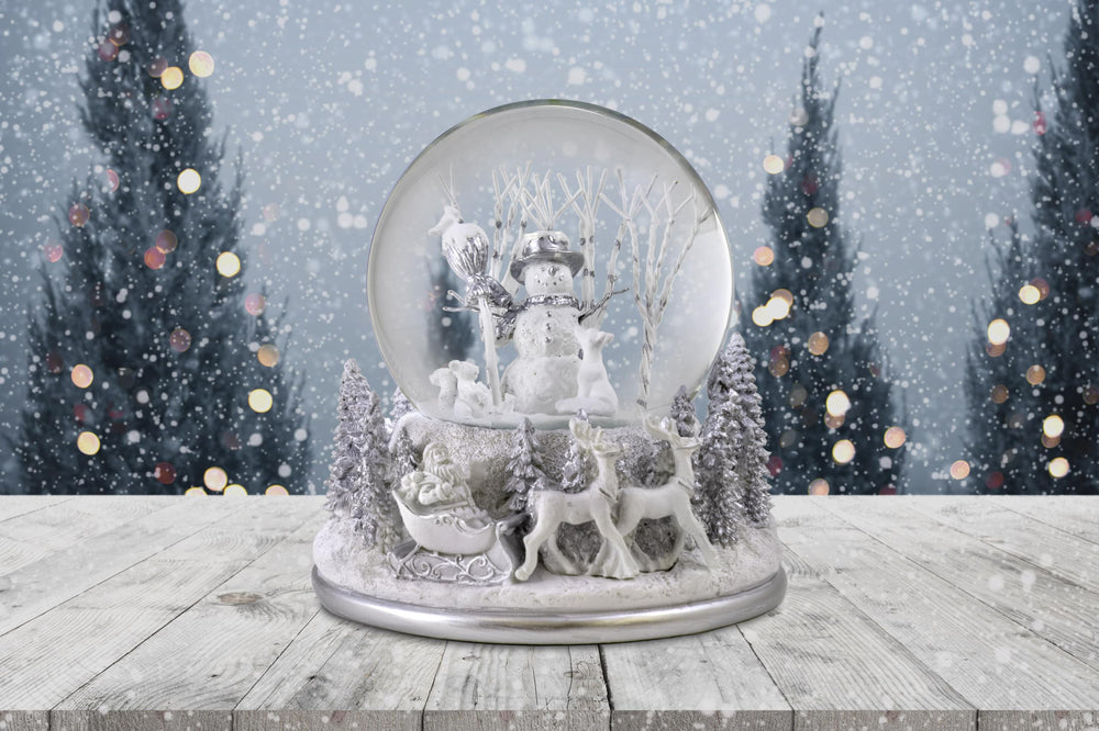 The San Francisco Music Box Company détail de la base sculptée avec Père Noël renforçant le thème