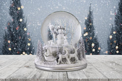The San Francisco Music Box Company détail de la base sculptée avec Père Noël renforçant le thème