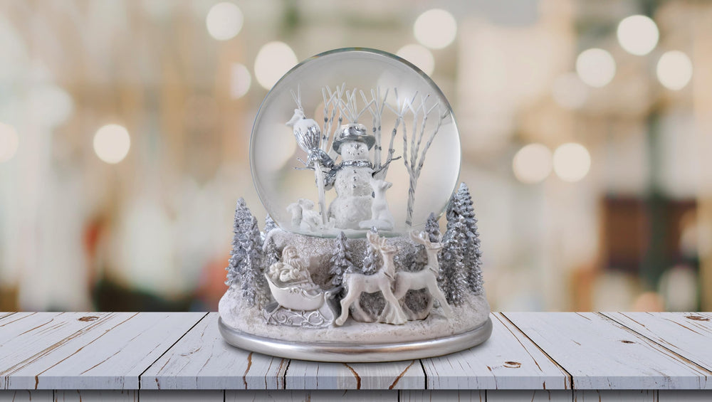 The San Francisco Music Box Company gros plan sur le bonhomme de neige montrant finesse et élégance