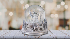 The San Francisco Music Box Company gros plan sur le bonhomme de neige montrant finesse et élégance