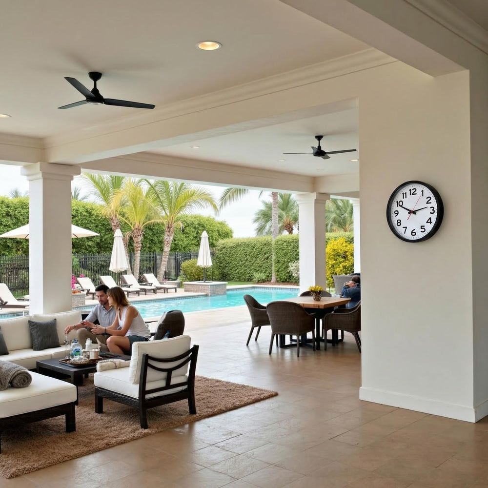 The Ultimate Wall Clock posé dans un salon moderne, style polyvalent