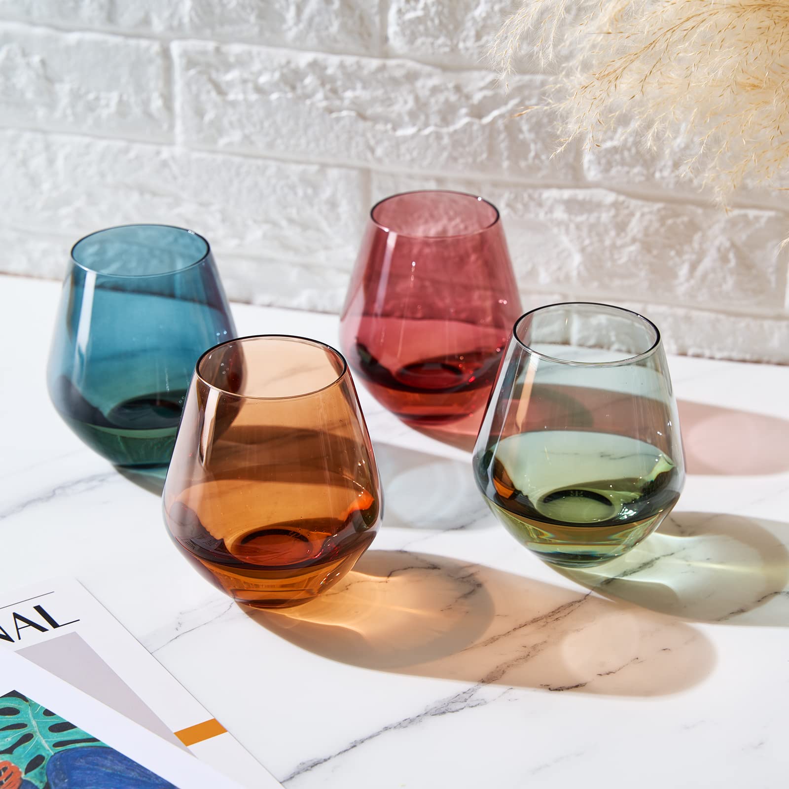The Wine Savant verre Khen tenu en main montre taille confortable et stabilité