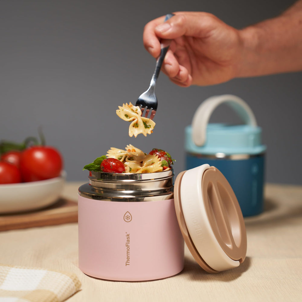 ThermoFlask en usage avec soupe au bureau conservant chaleur pour repas chaud