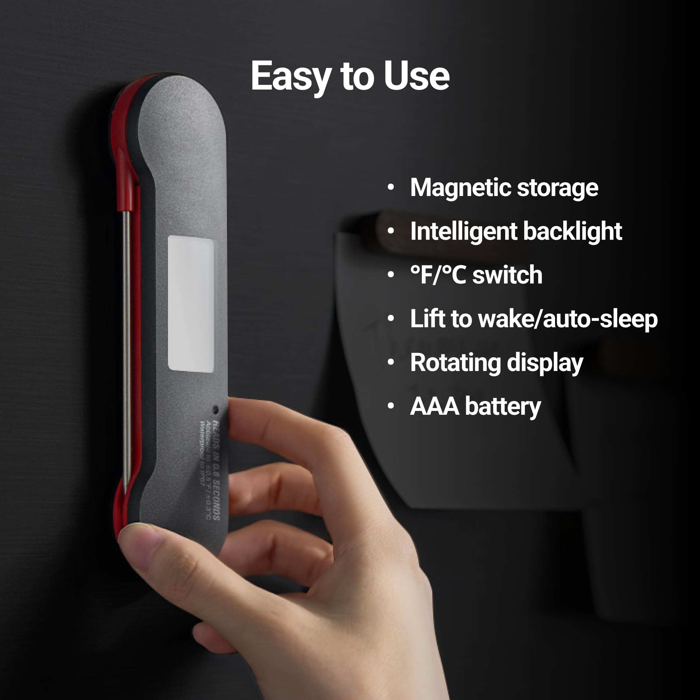 ThermoMaven F1 Pro fixé par aimant sur réfrigérateur, rangement pratique et accessible.