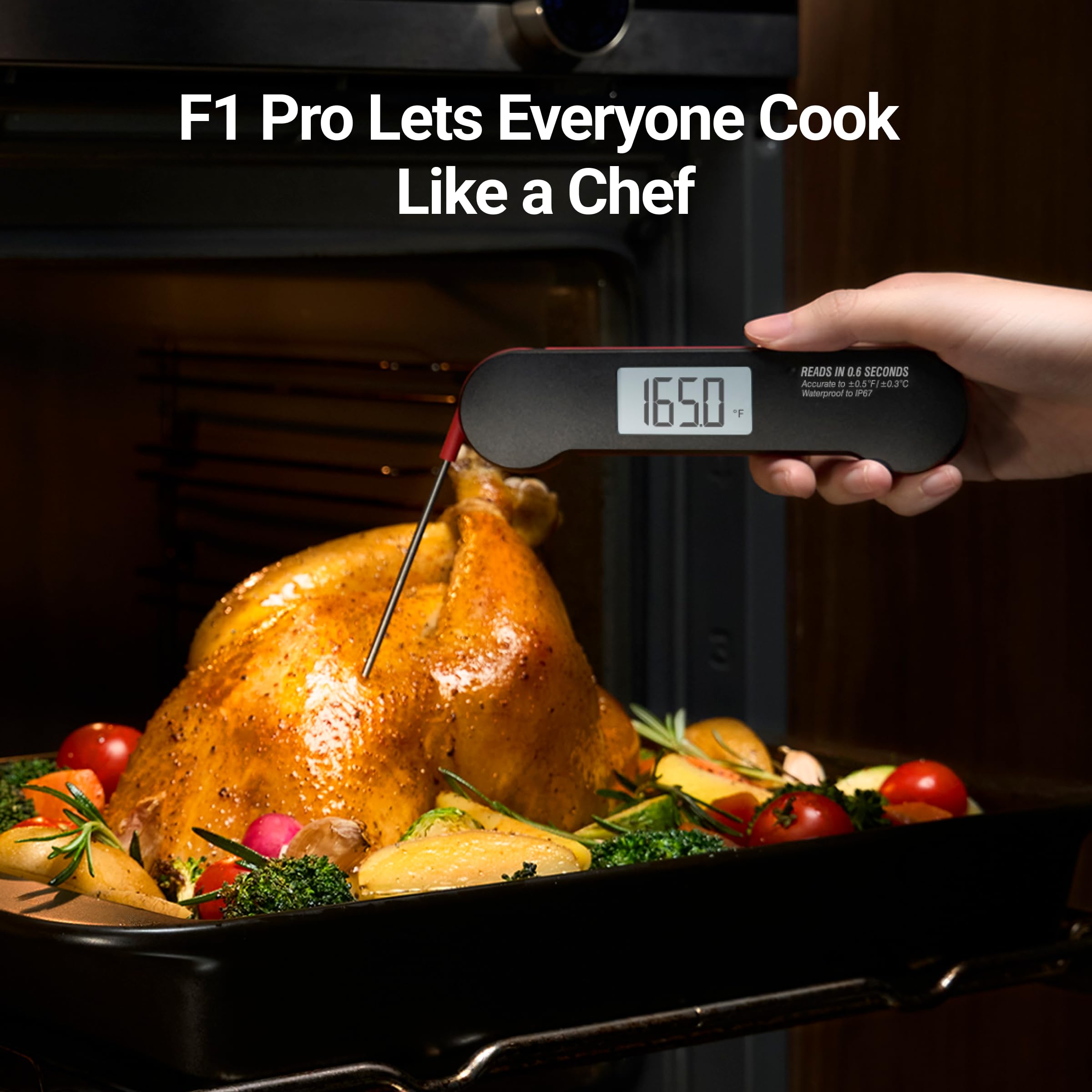 ThermoMaven F1 Pro comparé à une pile AAA pour illustrer la compacité et la portabilité.