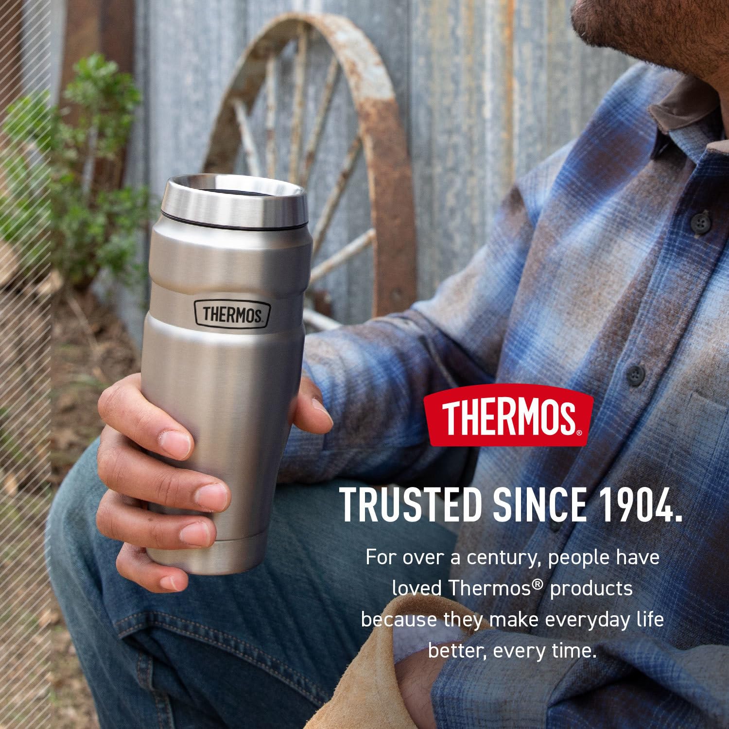 THERMOS gobelet dans un sac à dos en randonnée montrant robustesse et portabilité