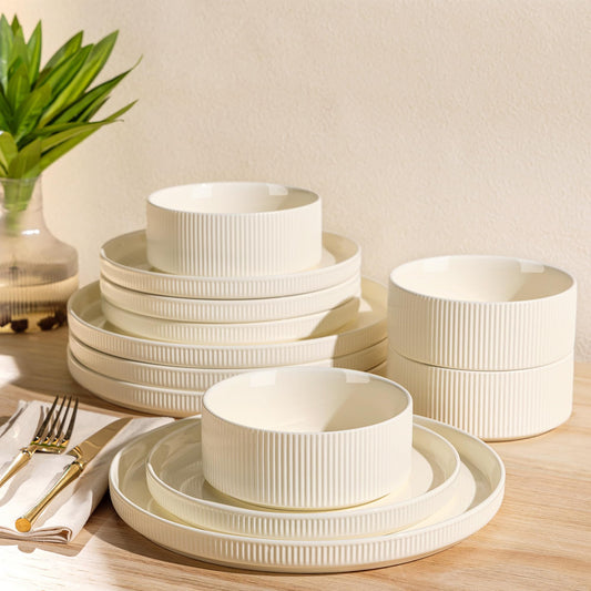 TheTerra set complet 12 pièces posé sur une nappe, design artisanal et élégance