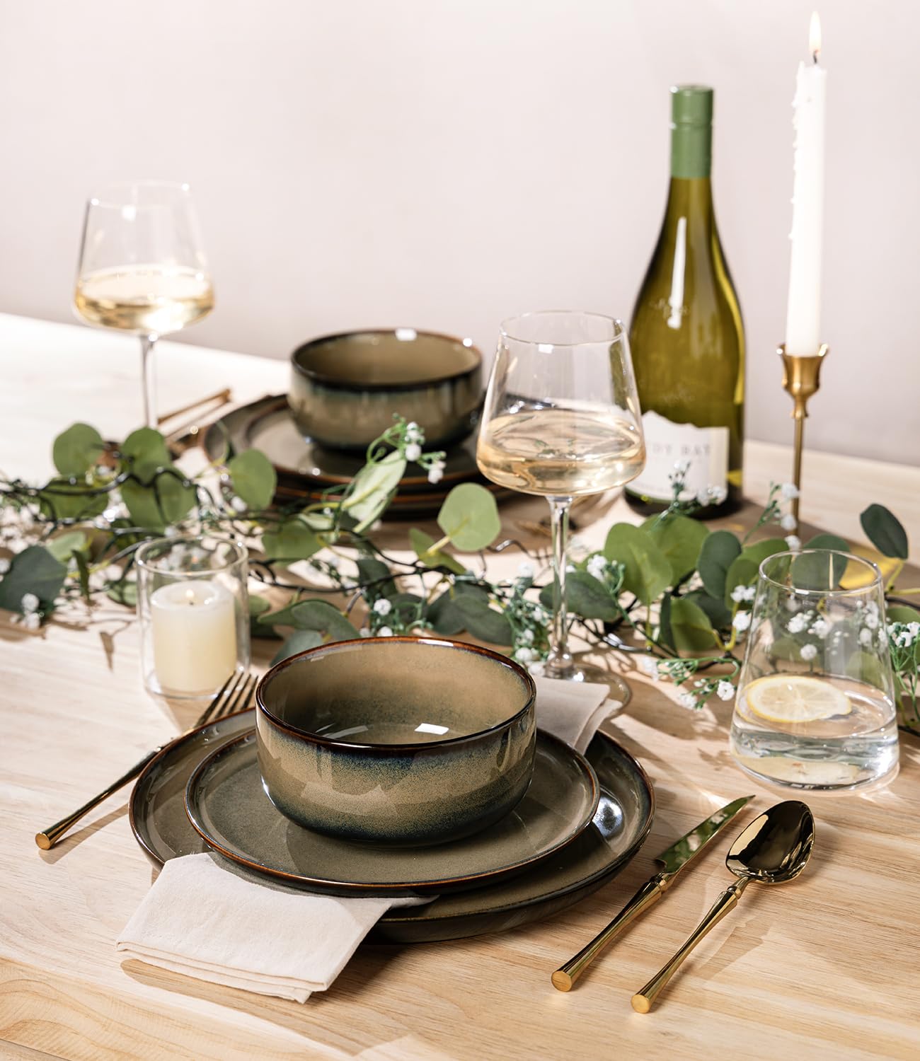 TheTerra vaisselle dressée sur table démontrant esthétique conviviale