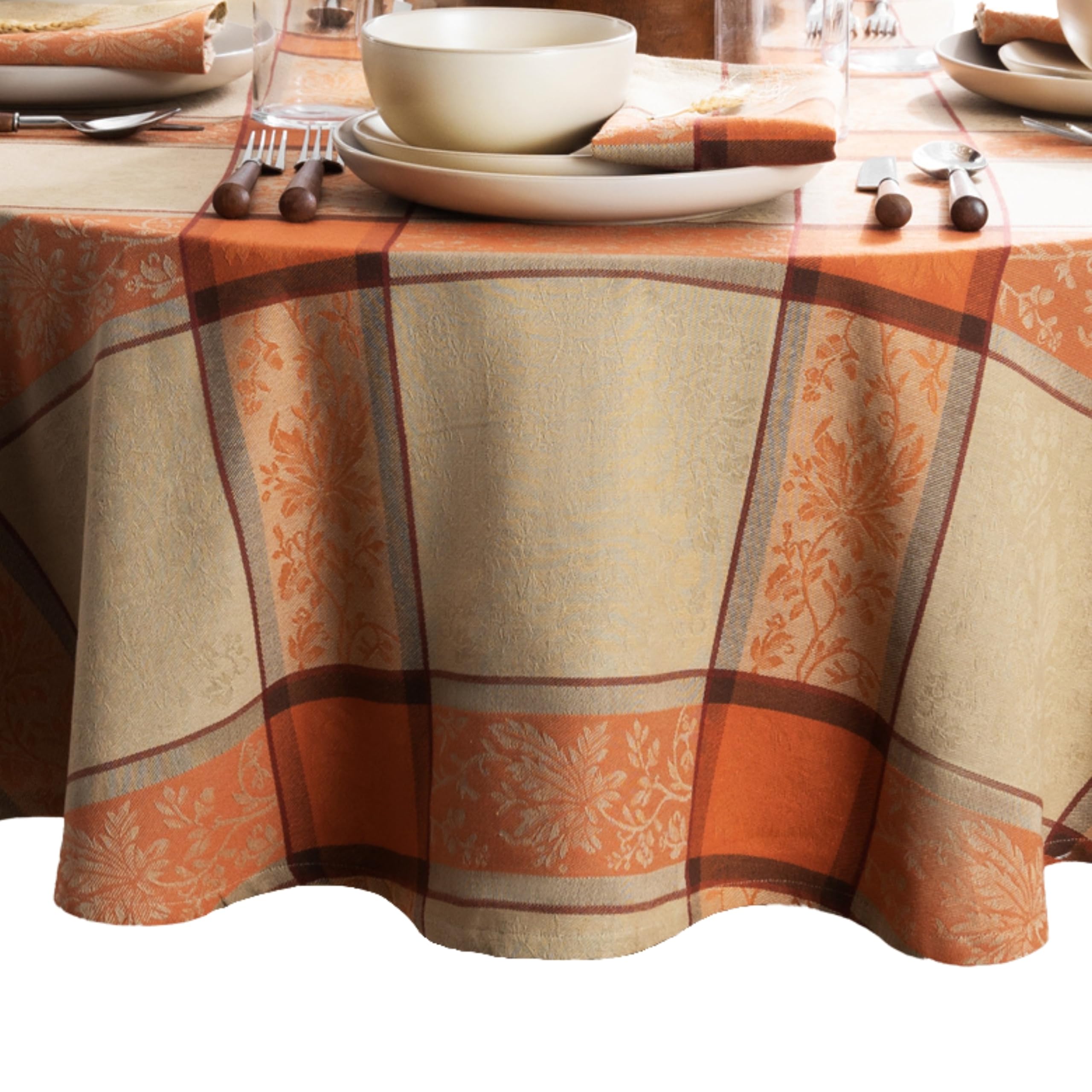 Threadmade nappe ovale posée sur table, effet chaleureux pour repas