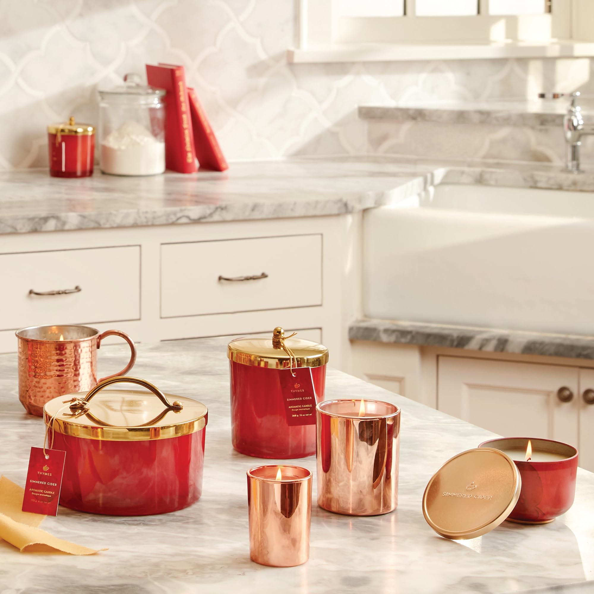 Thymes bougie allumée dans un salon créant ambiance cosy