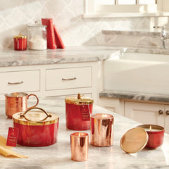 Thymes bougie allumée dans un salon créant ambiance cosy