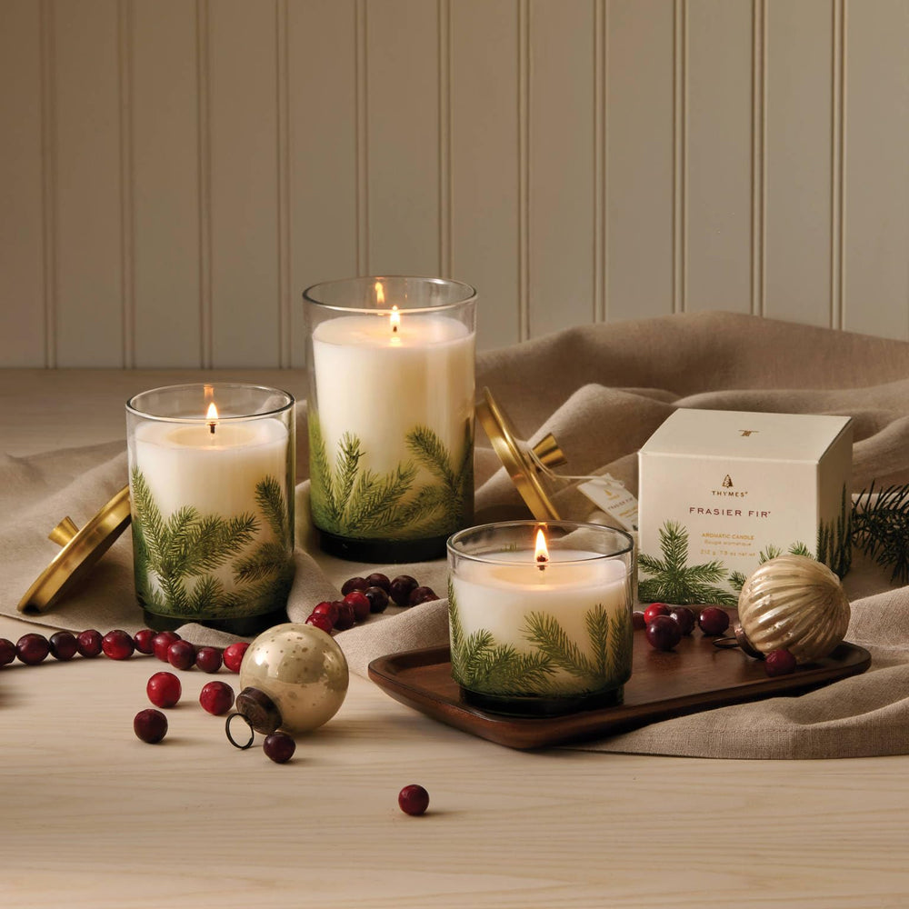 Thymes bougie allumée en intérieur offrant chaleur olfactive et atmosphère