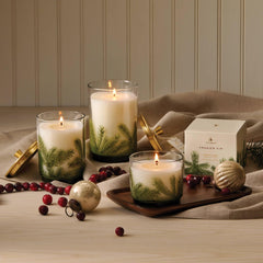 Thymes bougie allumée en intérieur offrant chaleur olfactive et atmosphère