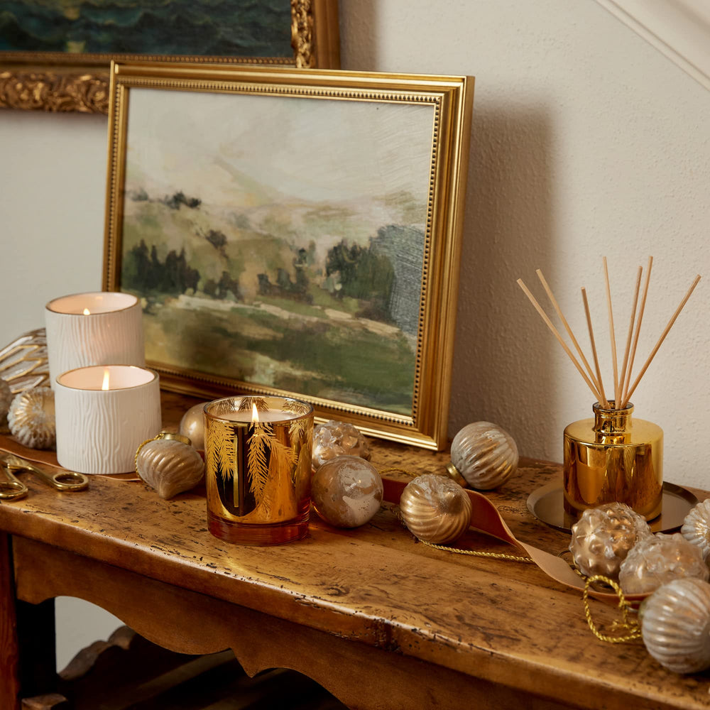 Thymes bougie allumée créant une ambiance chaleureuse et boisée