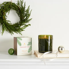 Thymes Frasier Fir cire allumée créant une atmosphère de forêt