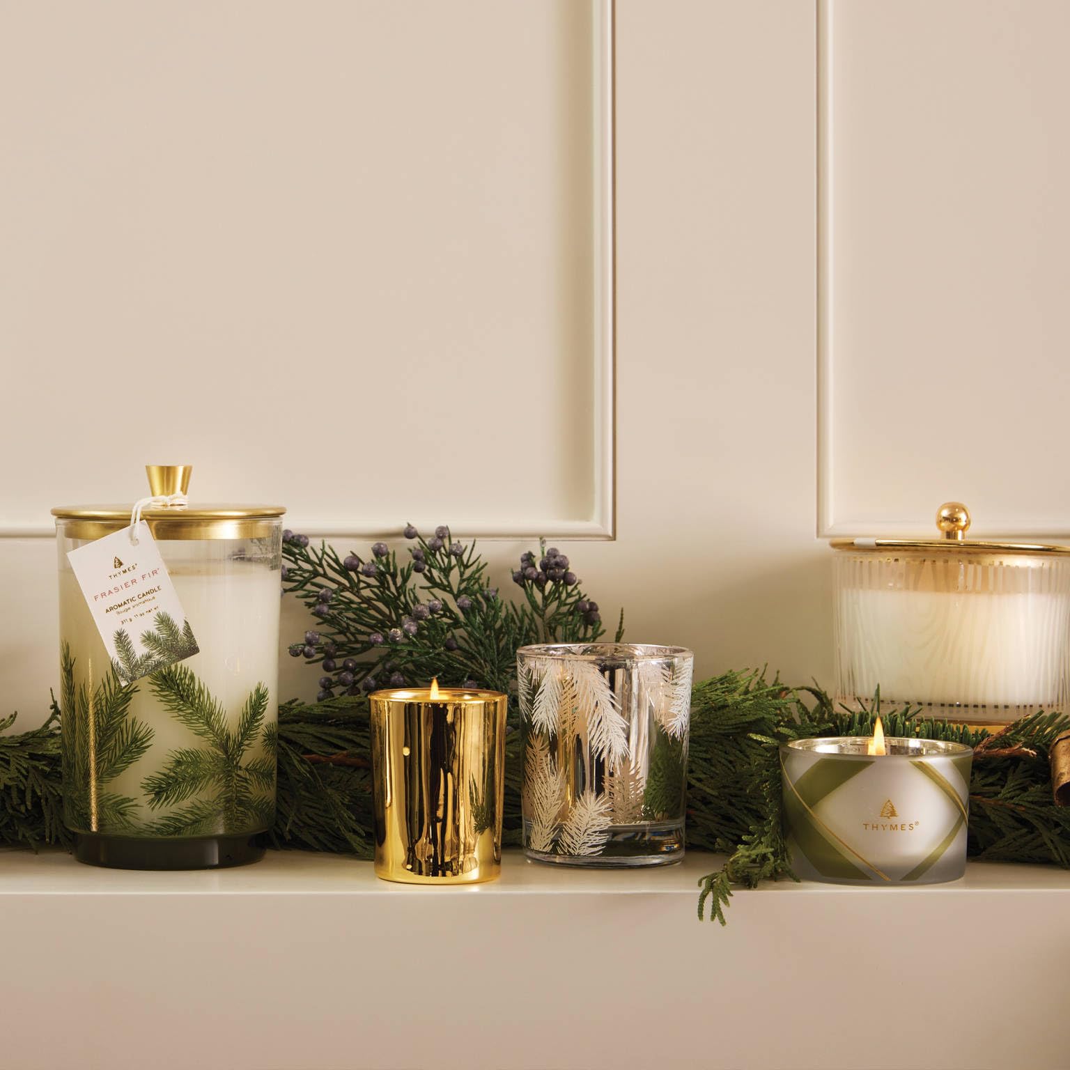 Thymes bougie intégrée à décor de Noël pour une ambiance accueillante