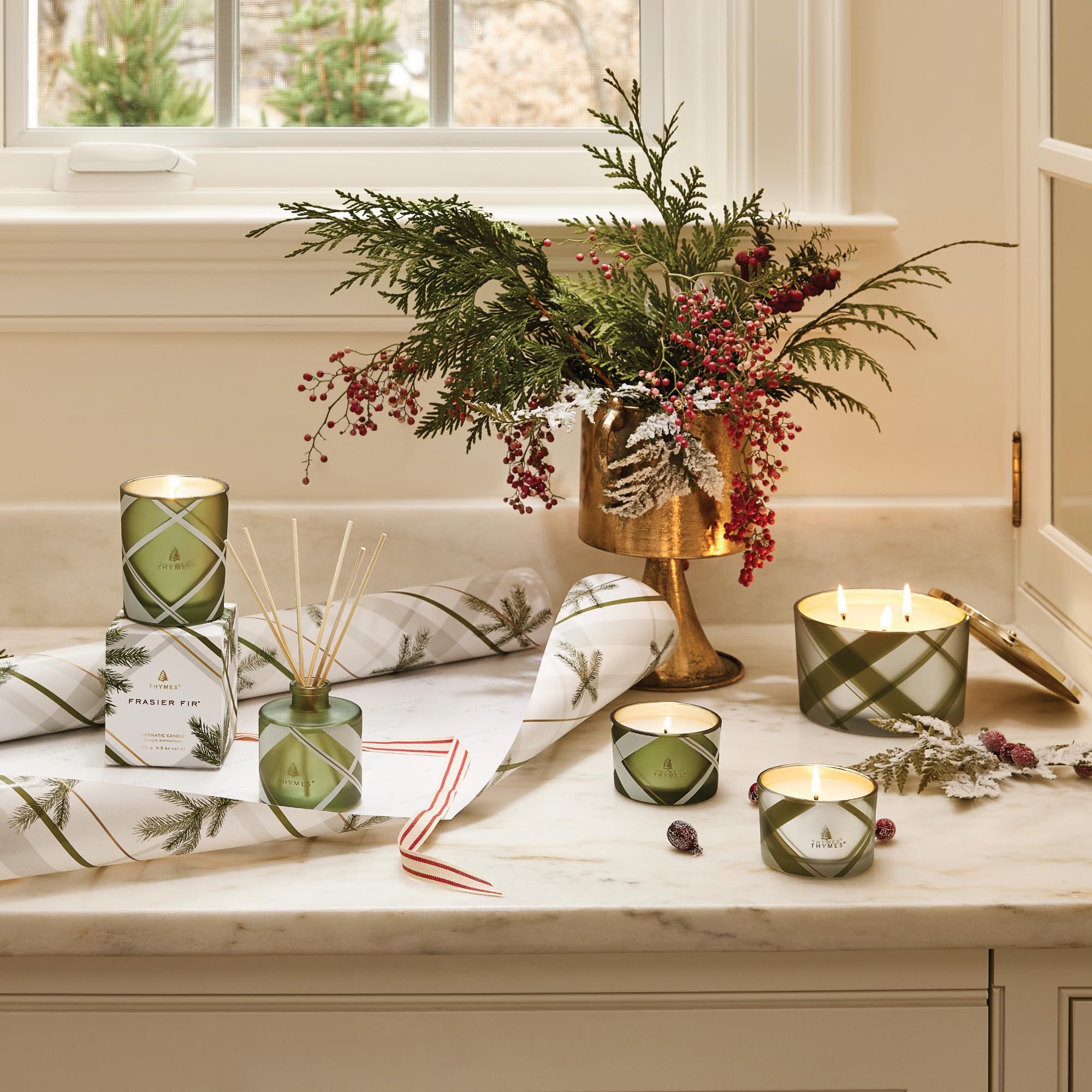 Thymes bougie mise en scène table de fête ajoutant atmosphère hivernale
