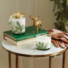 Thymes Frasier Fir gros plan motif aiguilles, montre finition soignée